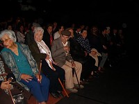 Idosos a aguardar o inicio do espectáculo